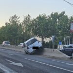 foto accident aproape neverosimil la prima ora o masina a ajuns cocotata pe separatorul de sensuri din beton la iesirea din bucuresti spre chitila de la 5 e acolo 6a1933dede28e