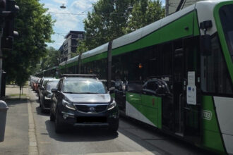 foto coada imensa de tramvaie pe bd regina maria s a stricat macazul liniile 23 si 32 blocate stb anunta autobuze naveta update 6a145e615ab18