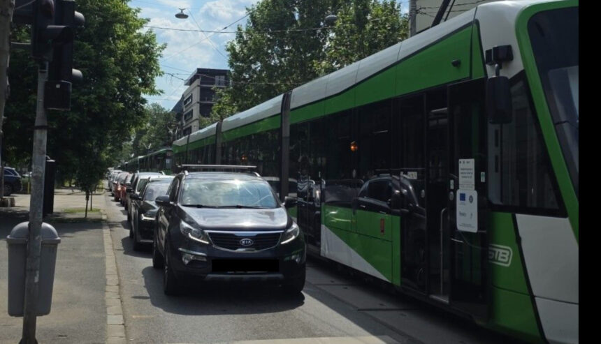 foto coada imensa de tramvaie pe bd regina maria s a stricat macazul liniile 23 si 32 blocate stb anunta autobuze naveta update 6a145e615ab18