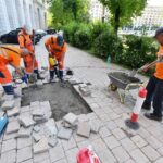foto in curand am putea merge pe tocuri prin bucuresti f09f91a0pmb anunta alt trotuar reparat se schimba pavelele de pe bd libertatii unde vor mai merge echipele cu interventii 6a143431ce201