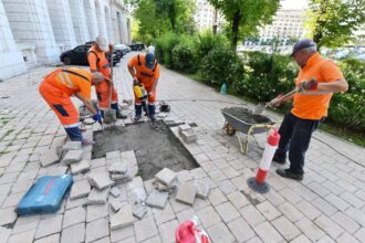 foto in curand am putea merge pe tocuri prin bucuresti f09f91a0pmb anunta alt trotuar reparat se schimba pavelele de pe bd libertatii unde vor mai merge echipele cu interventii 6a143431ce201