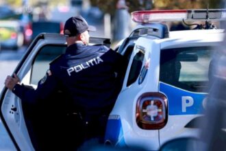 video un barbat din s6 care ameninta ca isi va face rau a fost oprit de politisti si jandarmi i a fost acordat primul ajutor pana la sosirea ambulantei 6a15da10438b8