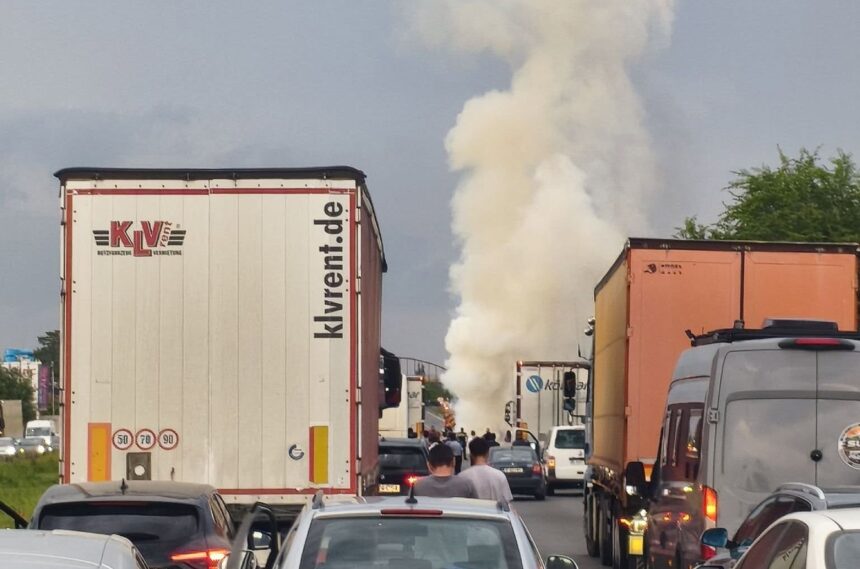 alerta un incendiu auto a izbucnit pe centura capitalei o masina a luat foc intre dragomiresti si chitila traficul este ingreunat 6a21b78d008f1