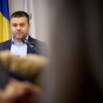 bucurestean lesinat de caldura intr o statie stb catre amicul sau cica sa demisioneze ciucu de la pmb dupa povestea de la dna cu mita asa zice un sondaj curs 6a4243d428618