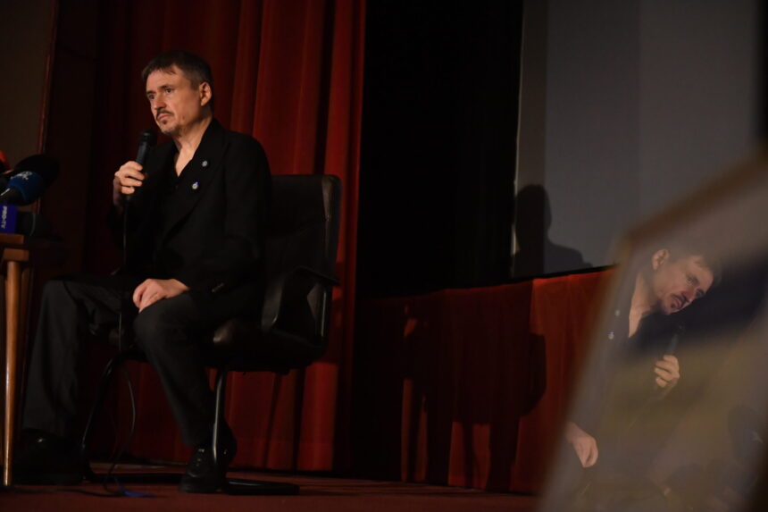 cristian mungiu cere ca premierele sa aiba loc la sala palatului din bucuresti multe orase nu mai au sali de cinema 6a1d7cc1a4148