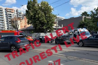 foto accident cu doua masini pe calea dudesti pe sinele de tramvai stb linia 27 blocata pe ambele sensuri 6a3166a3ba15f