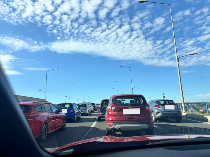 foto accident cu mai multe masini pe dn1 in apropiere de liceul francez coada de masini incepe de la fantana miorita 6a3023332654e