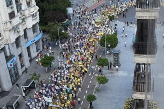foto calea victoriei blocata de protestul profesorilor manifestantii au plecat de la guvern spre palatul parlamentului nemultumiti de noua lege a salarizarii 6a3271d008394