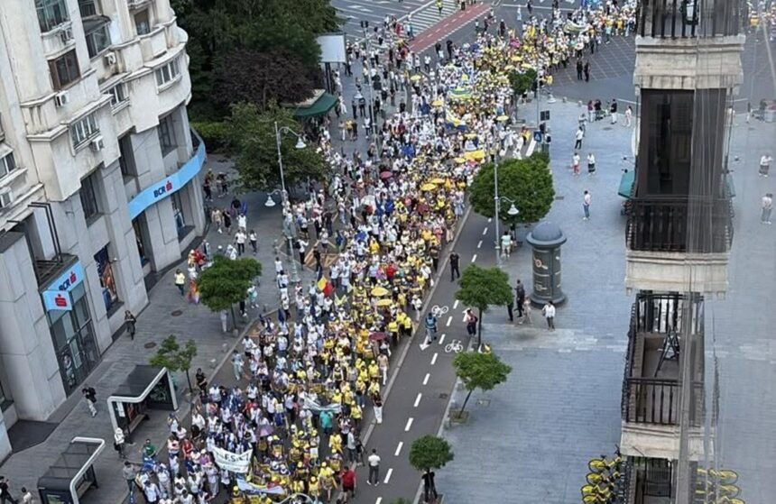 foto calea victoriei blocata de protestul profesorilor manifestantii au plecat de la guvern spre palatul parlamentului nemultumiti de noua lege a salarizarii 6a3271d008394