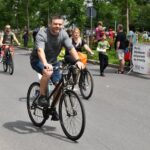 foto de ziua bicicletei ciprian ciucu pedaleaza in viitor si promite sute de kilometri de piste in bucuresti biciclisti bine dar pe cele existente cand le reparati 6a2011a9c337f
