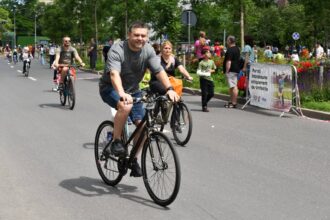 foto de ziua bicicletei ciprian ciucu pedaleaza in viitor si promite sute de kilometri de piste in bucuresti biciclisti bine dar pe cele existente cand le reparati 6a2011a9c337f