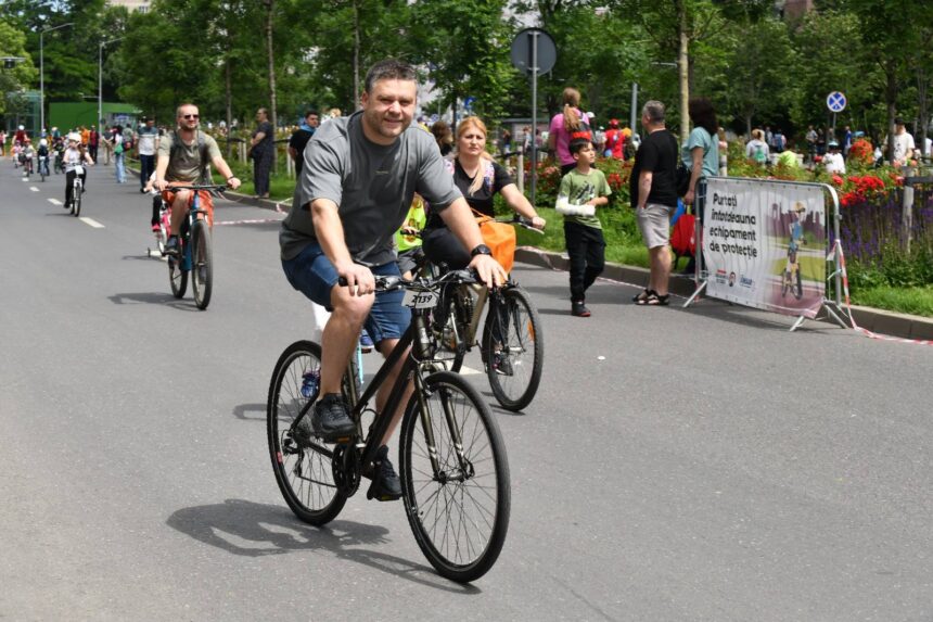 foto de ziua bicicletei ciprian ciucu pedaleaza in viitor si promite sute de kilometri de piste in bucuresti biciclisti bine dar pe cele existente cand le reparati 6a2011a9c337f