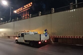 foto pasajul victoriei a fost curatat azi noapte in plus bucurestiul a devenit si mai frumos cu trei panouri date jos de administratia strazilor 6a303f5424039