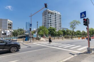 foto patru noi treceri de pietoni semaforizate puse in functiune pe calea giulesti si splaiul unirii pmb anunta ca in 35 de intersectii vor fi montate semafoare 6a3bd66e349cc