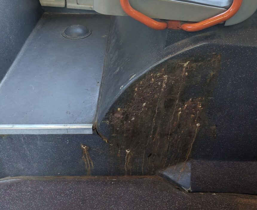 foto platesti bilet primesti cotet cat de mizerabil poate sa arate un autobuz stb de pe linia 117 la prima ora a diminetii un autobuz care arata ca dupa o petrecere cu porci 6a3585547cbb8