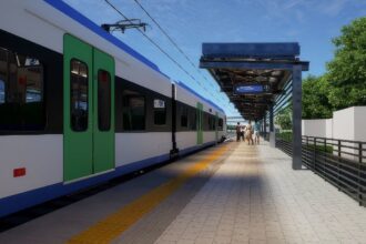 foto trenul metropolitan cu care nicusor dan s a plimbat in campania pentru pmb intra in linie dreapta peste 300 milioane e si 13 statii pana la crivina langa ploiesti 6a43874437ca3
