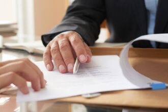 notarul din bucuresti care a tot uitat sa plateasca impozitele si acum are datorie la stat de 15 milioane de euro a fost trimis in judecata si are sechestru pe toate bunurile cf243e26