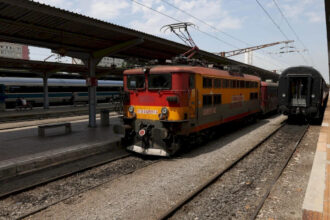 sute de minute de intarziere in gara trenul craiova bucuresti a ajuns cu patru ore mai tarziu in gara de nord canicula a blocat transportul feroviar 6a3fbcf3701c9