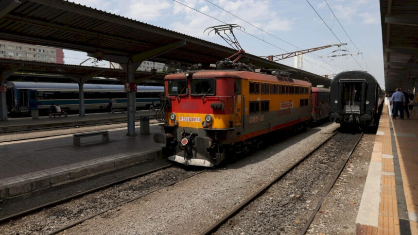 sute de minute de intarziere in gara trenul craiova bucuresti a ajuns cu patru ore mai tarziu in gara de nord canicula a blocat transportul feroviar 6a3fbcf3701c9