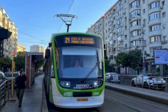 update blocaj de trei ore pe linia 21 tramvaiele circula deviat din cauza unei autoutilitare care sta pe sine de pe calea mosilor liniile 66 si 605 asigura preluarea calatorilor 6a212ae9539ca
