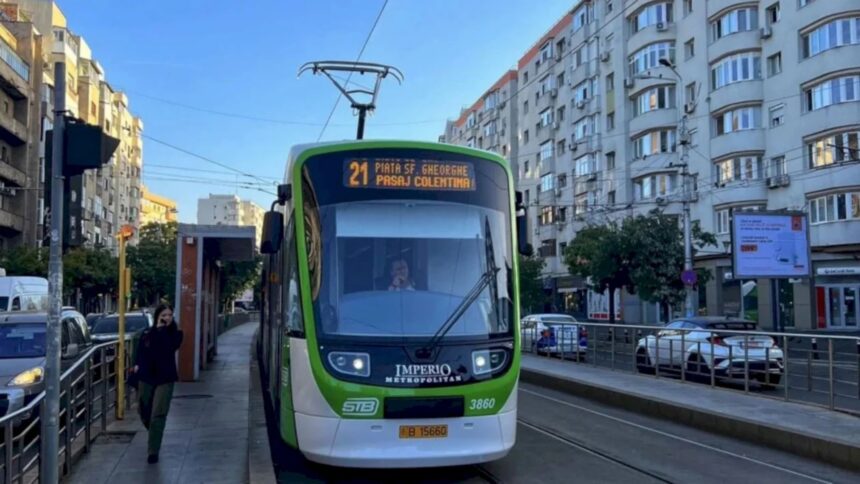 update blocaj de trei ore pe linia 21 tramvaiele circula deviat din cauza unei autoutilitare care sta pe sine de pe calea mosilor liniile 66 si 605 asigura preluarea calatorilor 6a212ae9539ca