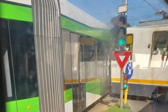 video momentul ciocnirii celor doua tramvaie de la bucur obor numeroase alte vehicule stb au fost blocate pe sos stefan cel mare update 83f8eeb3