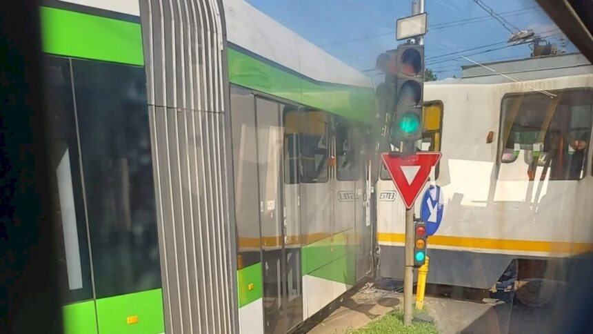 video momentul ciocnirii celor doua tramvaie de la bucur obor numeroase alte vehicule stb au fost blocate pe sos stefan cel mare update 83f8eeb3