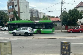 accident pe bd garii obor soferul unei masini a deschis portiera fara sa se asigure ca din spate venea troleul 86 6a4e3d45c1785