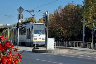 doua linii stb blocate in capitala din cauza furtunii tramvaiele 23 si 27 au ramas in statia piata ramnicu sarat din cauza acumularii de apa 6a54f0f7ac486