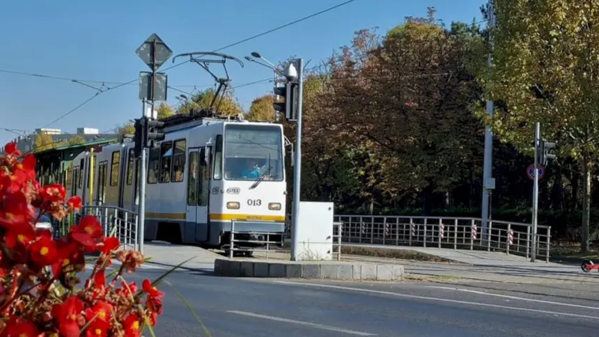 doua linii stb blocate in capitala din cauza furtunii tramvaiele 23 si 27 au ramas in statia piata ramnicu sarat din cauza acumularii de apa 6a54f0f7ac486