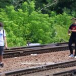 foto doi adolescenti au intrat pe sinele de cale ferata din statia cf baneasa pe unde trenurile circula si cu 160 km h accesul neautorizat poate avea consecinte grave e7d0d818