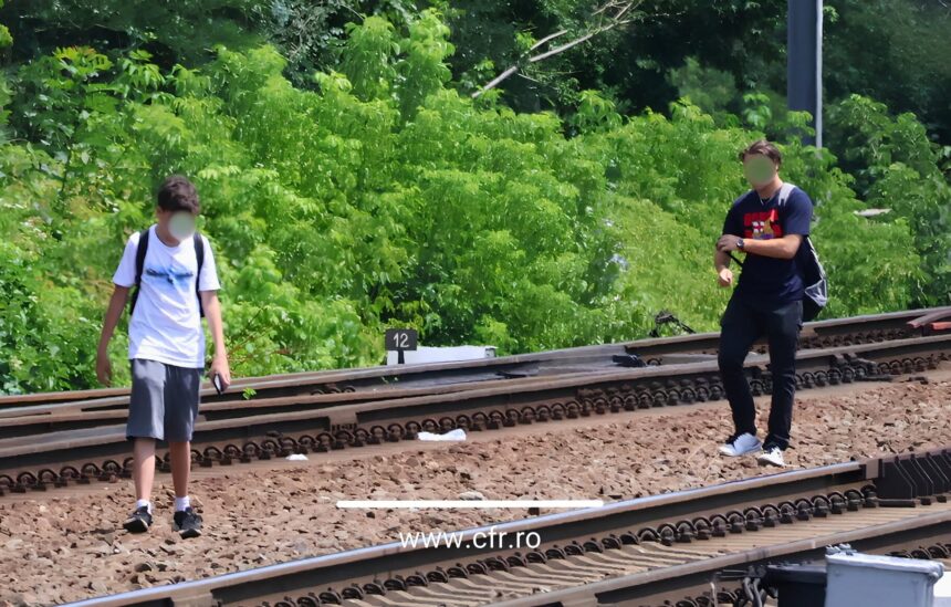 foto doi adolescenti au intrat pe sinele de cale ferata din statia cf baneasa pe unde trenurile circula si cu 160 km h accesul neautorizat poate avea consecinte grave e7d0d818