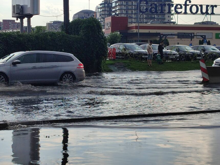 foto linii stb blocate strazi inundate si copaci doborati de vant in bucuresti in urma codului rosu de furtuna zonele afectate 0c3d7e19