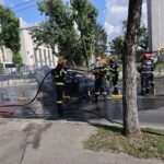 foto masina in flacari pe soseaua panduri din bucuresti soferita de la volan a fost salvata inainte sa se extinda focul 6a4fc731924d7