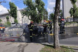 foto masina in flacari pe soseaua panduri din bucuresti soferita de la volan a fost salvata inainte sa se extinda focul 6a4fc731924d7