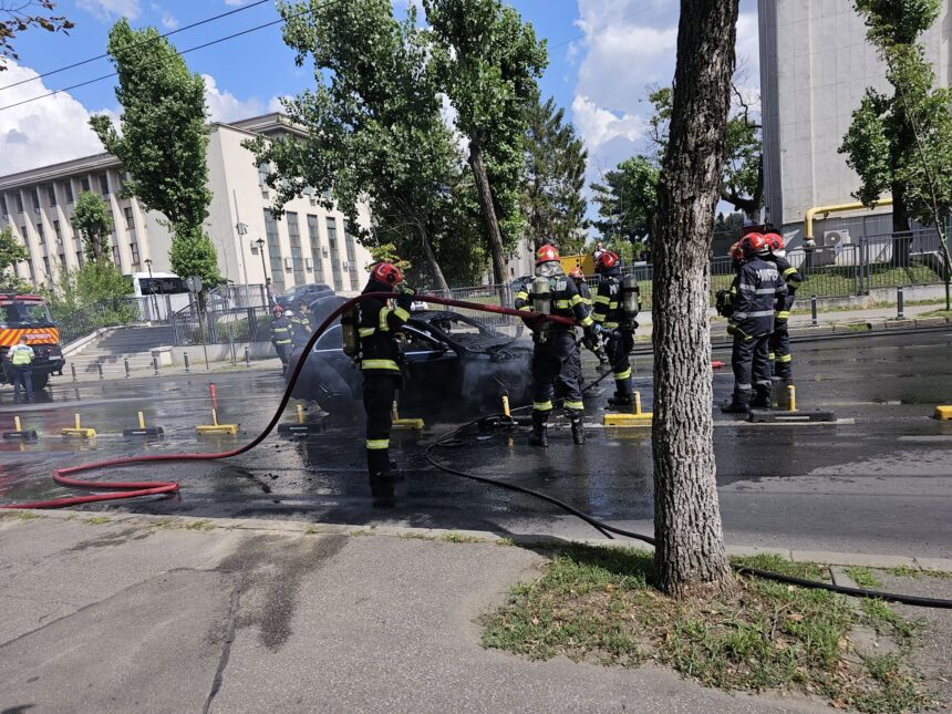 foto masina in flacari pe soseaua panduri din bucuresti soferita de la volan a fost salvata inainte sa se extinda focul 6a4fc731924d7