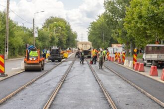 foto se toarna asfalt pe lotul 10 de sine de tramvai din bucuresti va fi gata in septembrie promite pmb pe traseu va ramane un santier la republica lui negoita 33333ade