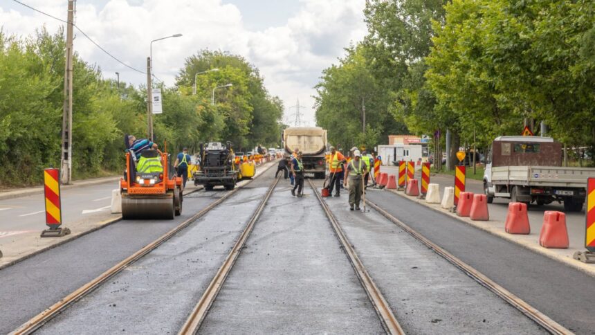 foto se toarna asfalt pe lotul 10 de sine de tramvai din bucuresti va fi gata in septembrie promite pmb pe traseu va ramane un santier la republica lui negoita 33333ade