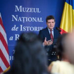 nicusor dan si ambasadorul sua ii indeamna pe romani sa viziteze expozitia dedicata americii 6a58fcf8d5e15