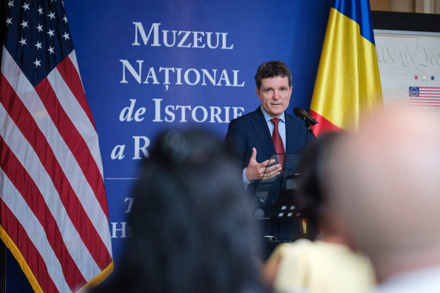 nicusor dan si ambasadorul sua ii indeamna pe romani sa viziteze expozitia dedicata americii 6a58fcf8d5e15