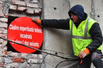 peste 1 000 de turisti sunt cazati in cladiri cu risc seismic mare in fiecare noapte in bucuresti in unele anunturi nici nu se precizeaza starea imobilului in altele este minimizata 6a58bb604cd49