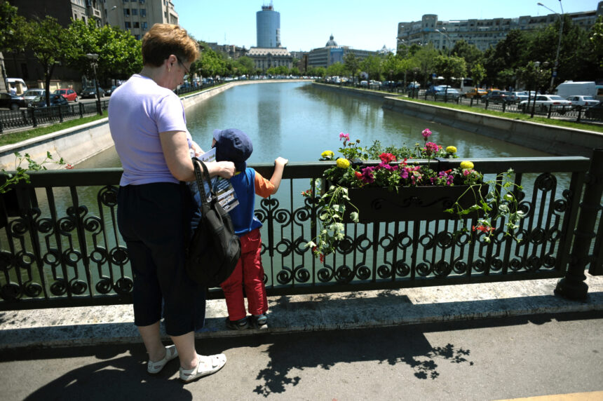 podurile peste dambovita ar putea fi modernizate si accesibilizate pentru persoanele cu dizabilitati si parintii cu carucioare protocol intre administratia strazilor si apele romane d3c543d9