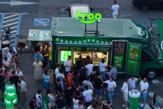 primul food truck froo din romania ii asteapta pe bucuresteni in piata george enescu gasesc aici hot dog pizza si alte preparate calde si bauturi reci 6a5794122e75d