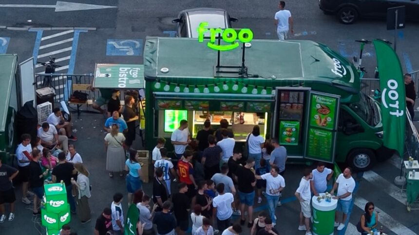 primul food truck froo din romania ii asteapta pe bucuresteni in piata george enescu gasesc aici hot dog pizza si alte preparate calde si bauturi reci 6a5794122e75d