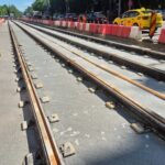 se monteaza sinele pe ultimii metri de pe bd chisinau si se lucreaza si la noile peroane pe bd basarabia lucrarile avanseaza 81fbce0a