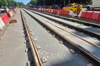 se monteaza sinele pe ultimii metri de pe bd chisinau si se lucreaza si la noile peroane pe bd basarabia lucrarile avanseaza 81fbce0a