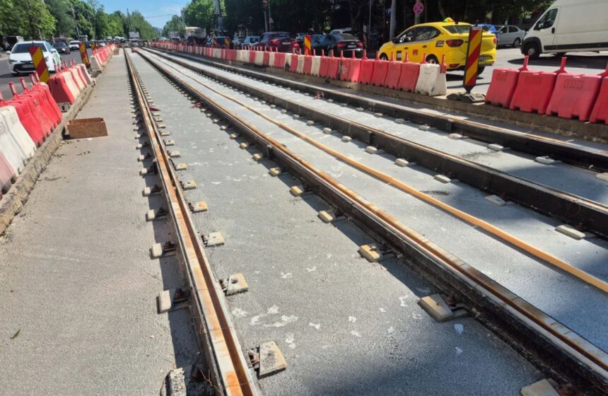 se monteaza sinele pe ultimii metri de pe bd chisinau si se lucreaza si la noile peroane pe bd basarabia lucrarile avanseaza 81fbce0a