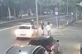 sofer de ride sharing anchetat pentru ca a batut un client pe o strada din sectorul 1 clientul s ar fi urcat beat in masina si i ar fisurat parbrizul cu telefonul 6a58d781318d5