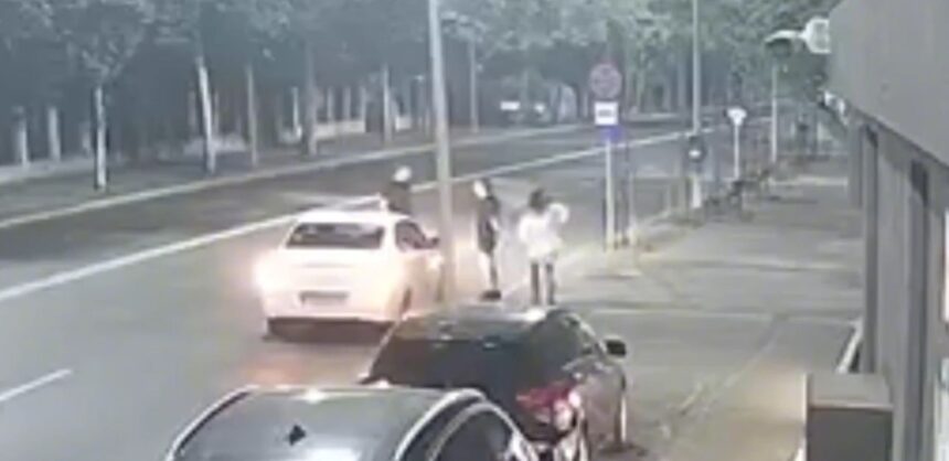 sofer de ride sharing anchetat pentru ca a batut un client pe o strada din sectorul 1 clientul s ar fi urcat beat in masina si i ar fisurat parbrizul cu telefonul 6a58d781318d5