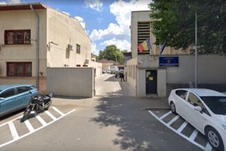 un barbat a intrat noaptea in arestul politiei capitalei pe sub poarta nepazita de jandarmi dupa fier vechi din toata curtea el pare sa fi fost singurul care isi facea treaba 6a574dfe7b485